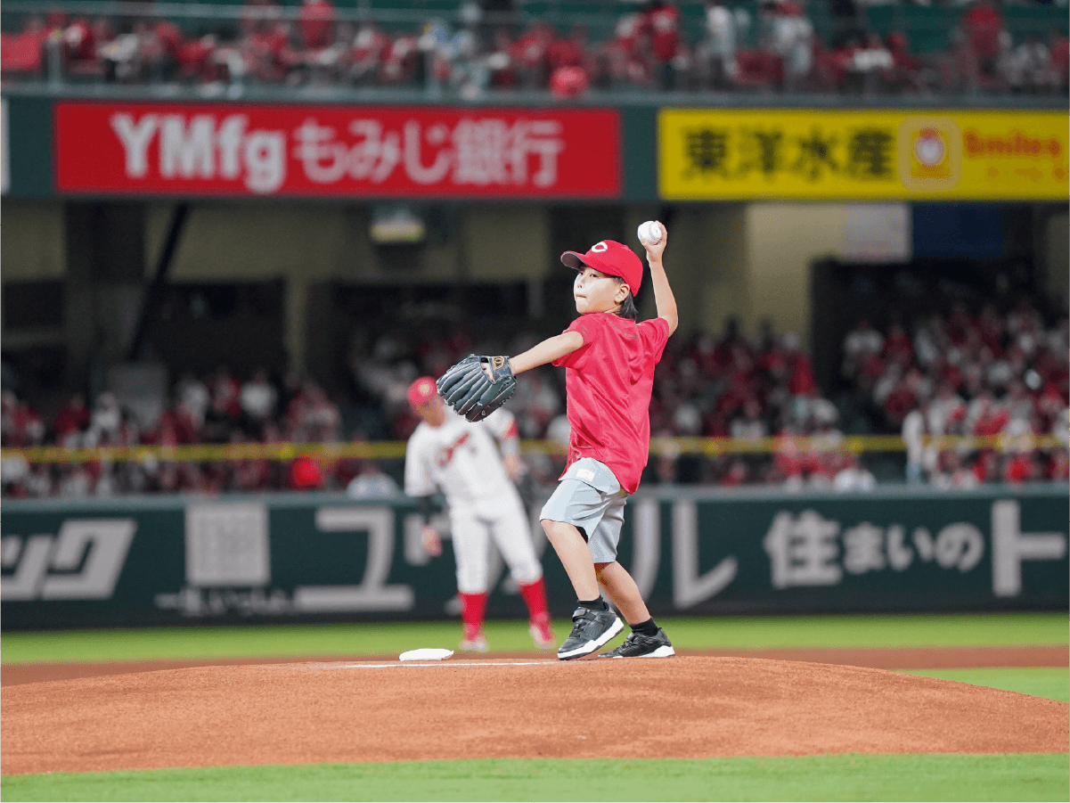 始球式は、トータテハウジング社員のご子息。ボールはノーバウンドでキャッチャーミットに一直線！球場がどよめくナイスピッチングでした。