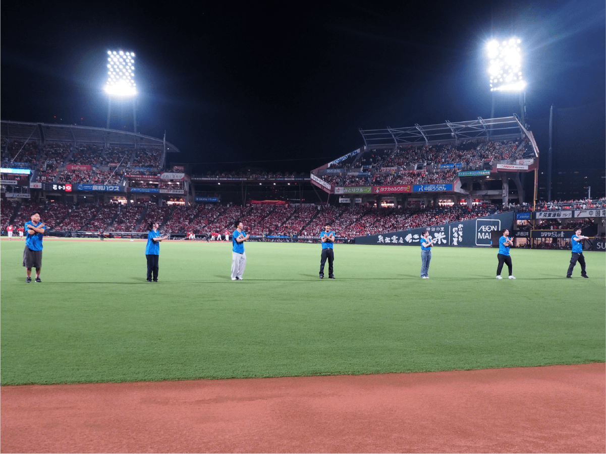 毎年恒例のCCダンスは、今年入社の新入社員7名が登場！直前まで練習を重ね、本番では元気いっぱいのダンスを披露しました。